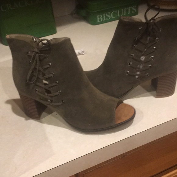 New in box with tags olive peep toed olive heels - Picture 8 of 8